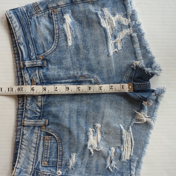 AEO Distressed Tom Girl Shortie Ripped Distressed Frayed Jean Shorts 2 Blue - Picture 14 of 15